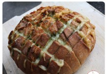Un délicieux pain au Comté est pesto à partager entre amis…