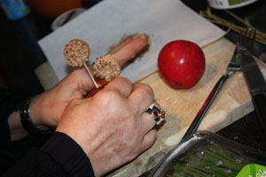 Présentez piqué sur une pomme.