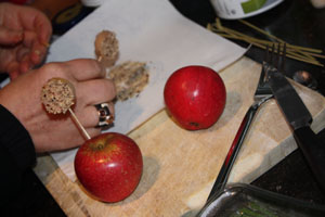 Présentez piqué sur une pomme.