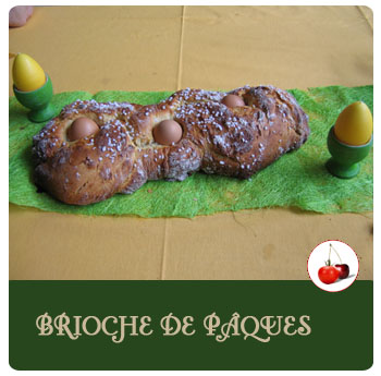 Brioche de Pâques aux oeufs cuits durs et sucre perlé