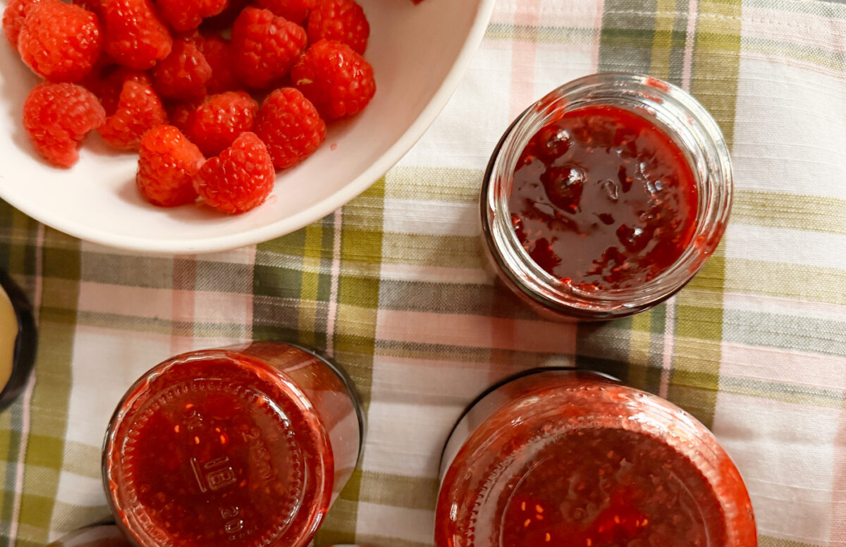 Confiture de framboises maison avec des framboises fraîches.
