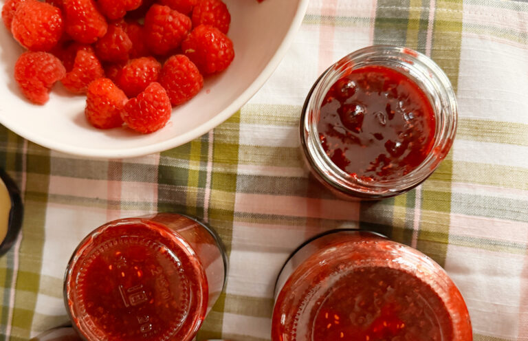 Confiture de framboises maison avec des framboises fraîches.