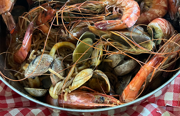 fideua paella de pâtes espagnoles aux fruits de mer