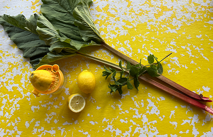 Limonade à la rhubarbe et à la mélisse