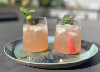 Limonade à la rhubarbe et à la mélisse