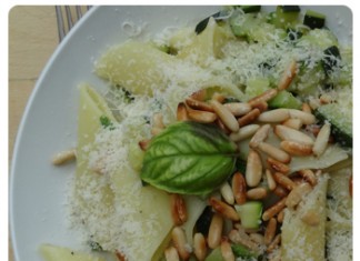 Penne aux courgettes, pignons et basilic
