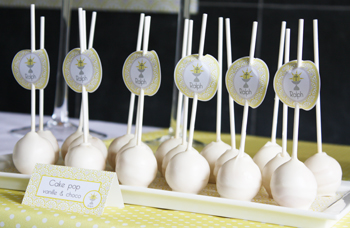 Décoration de communion jaune calice croix - Sweet Table - Table des desserts