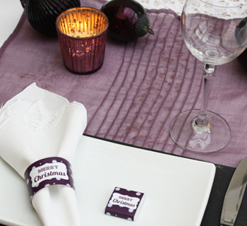 Une décoration de table de noël étoile mauve