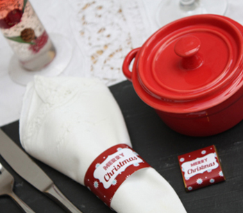 Une décoration de table de noël étoiles rouge