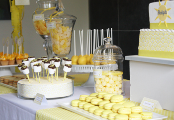 Décoration de communion jaune calice croix - Sweet Table - Table des desserts