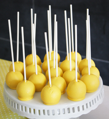 Décoration de communion jaune calice croix - Sweet Table - Table des desserts