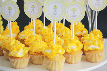 Décoration de communion jaune calice croix - Sweet Table - Table des desserts