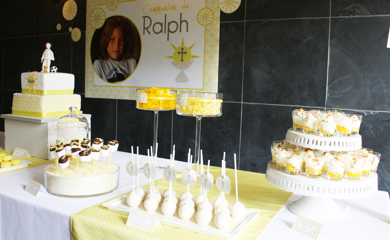 Décoration de communion jaune calice croix - Sweet Table - Table des desserts