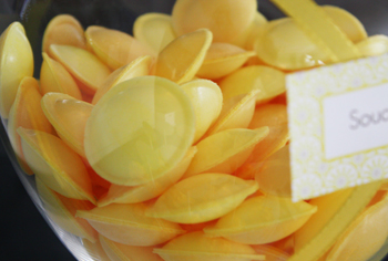 Décoration de communion jaune calice croix - Sweet Table - Table des desserts