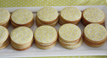 Décoration de communion jaune calice croix - Sweet Table - Table des desserts