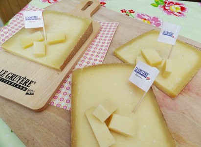 Un exercice sympa à faire en famille. Faites deviner quel type de fromage on est en train de déguster. Un Gruyère Réserve ou d'Alpage ou Classic... Les paris sont lancés ! 