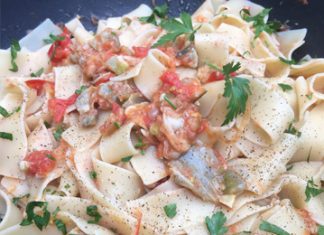 Pappardelle aux coques, tomates et artichauts