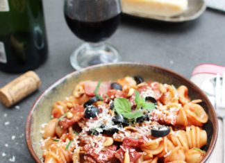 Pâtes orecchiette sauce tomate olives noires et pancetta