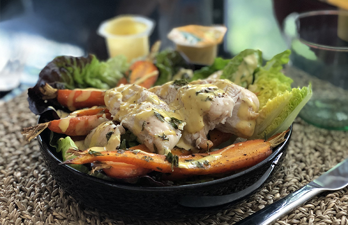 Salade repas au poulet et carottes grillés