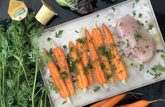 Salade repas au poulet et carottes grillés