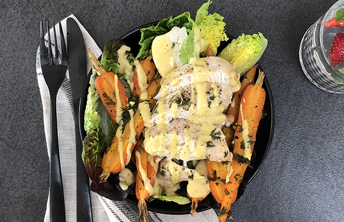 Salade repas au poulet et carottes grillés