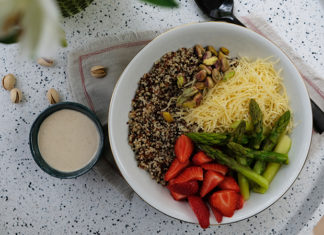 Salade de quinoa, fraises et asperges