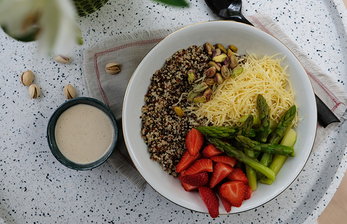 Salade de quinoa, fraises et asperges