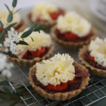 Tartelette aux tomates cerises et fleur de Tête de Moine AOP