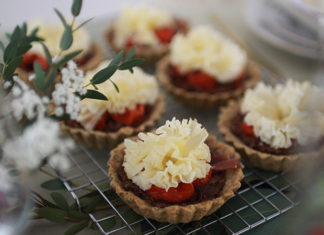 Tartelette aux tomates cerises et fleur de Tête de Moine AOP