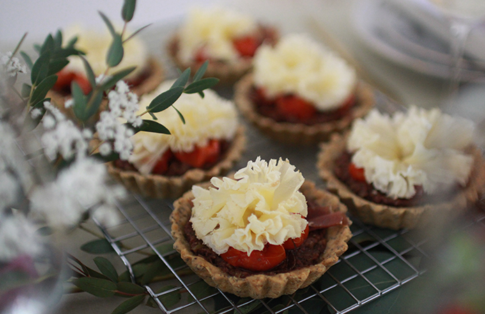 Tartelette aux tomates cerises et fleur de Tête de Moine AOP