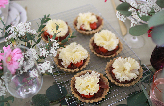 Tartelette aux tomates cerises et fleur de Tête de Moine AOP