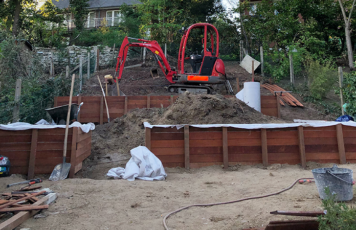 Aménager un jardin de ville en pente 