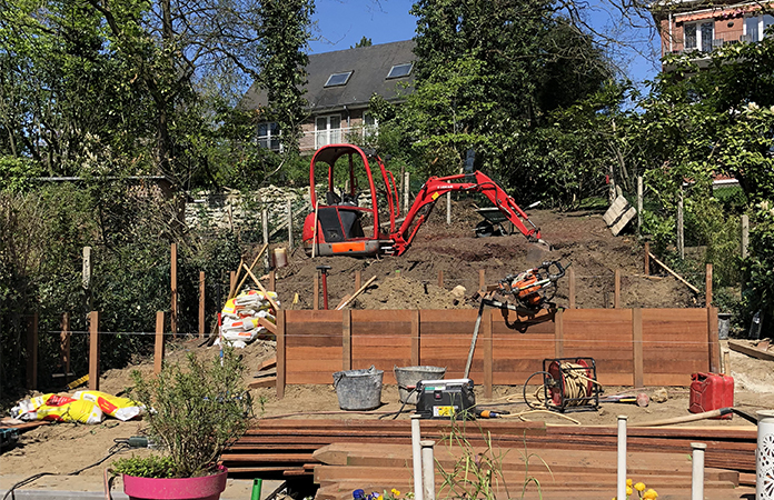 Aménager un jardin de ville en pente 