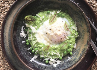 Œufs parfaits cuits à la vapeur, purée de petits pois et parmesan