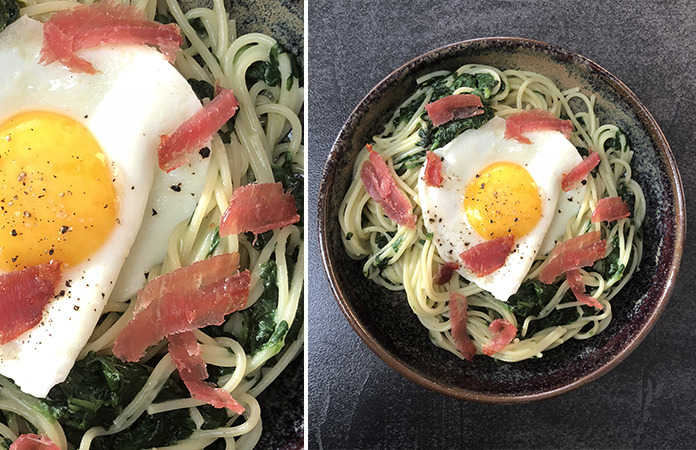 Spaghettis aux épinards et œuf sur le plat