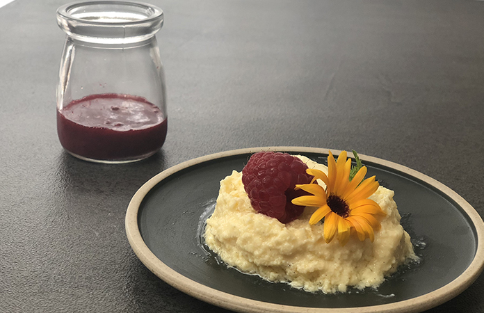 Mousse de citron vert au coulis de framboises