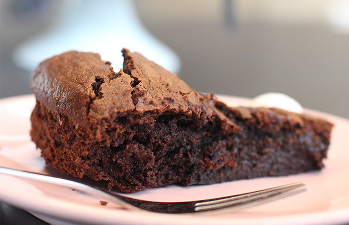 Brownies au tahiné et cake à la compote | 2 recettes de desserts de Pâques sans beurre