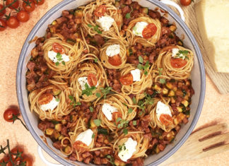 Nids de pâte à la pancetta et sauce tomate