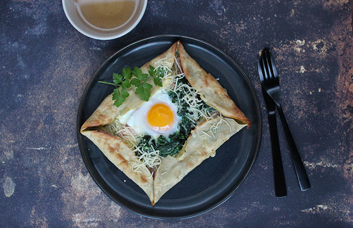 Crêpes aux herbes, jambon, Emmental, épinards et œufs