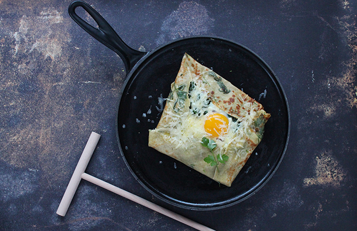 Crêpes aux herbes, jambon, Emmental, épinards et œufs