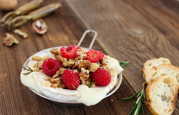 1Fromage à croûte fleurie aux framboises, noix et miel