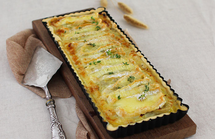 Tarte aux oignons et croûte fleurie 