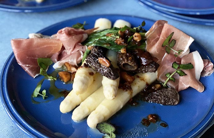 Asperges & Jambon de Parme à l’ail des ours