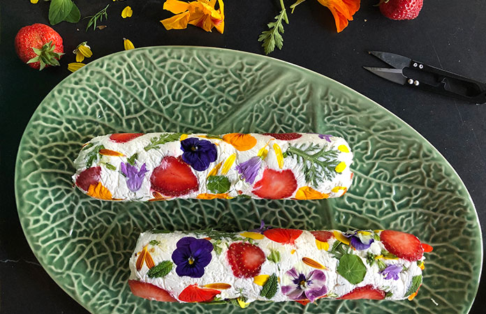 Rouleaux de chèvre aux fraises et fleurs comestibles