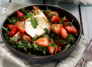 Salade printanière aux fraises & burrata
