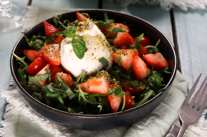 Salade printanière aux fraises & burrata