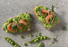 Tartine à la mousse de petits pois et saumon fumé