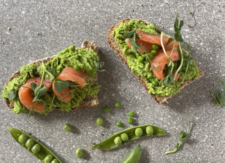 Tartine à la mousse de petits pois et saumon fumé