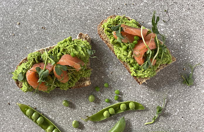 Tartine à la mousse de petits pois et saumon fumé