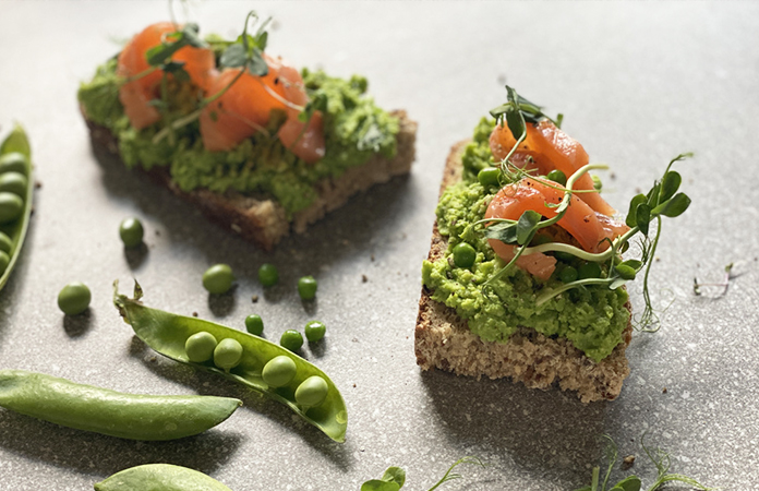 Tartine à la mousse de petits pois et saumon fumé